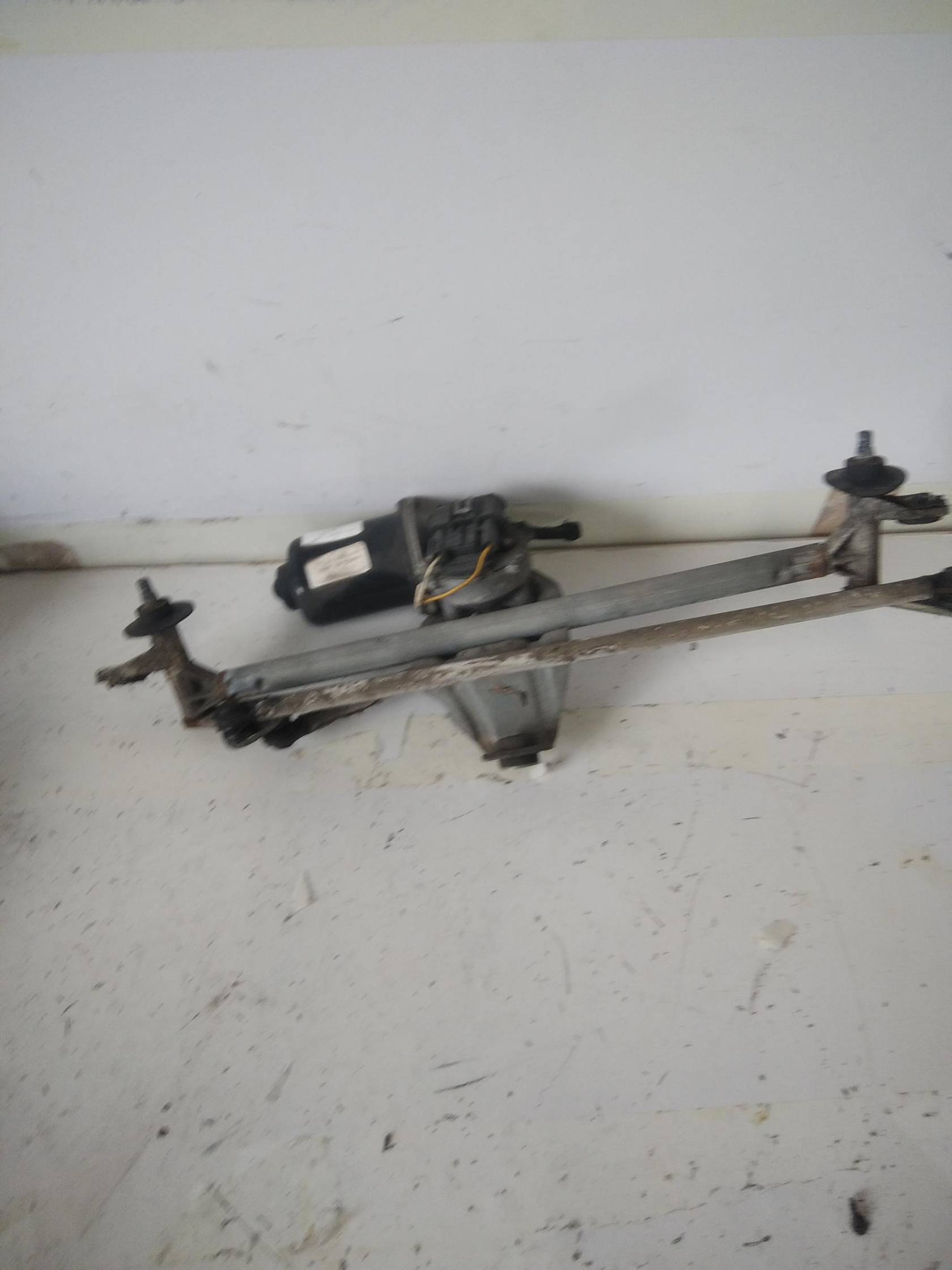 Braccio tergiparabrezza dx.